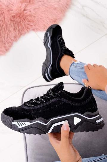 Baskets noires en daim avec semelle épaisse et lacets