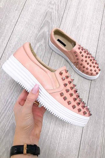 Slip-on rose en simili cuir avec clous