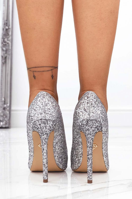 Zapatos de salón plateados con purpurina y tacón alto
