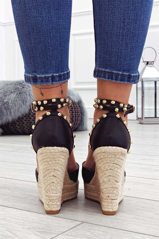 Espadrillas nere in finta pelle con zeppa alta e borchie oro