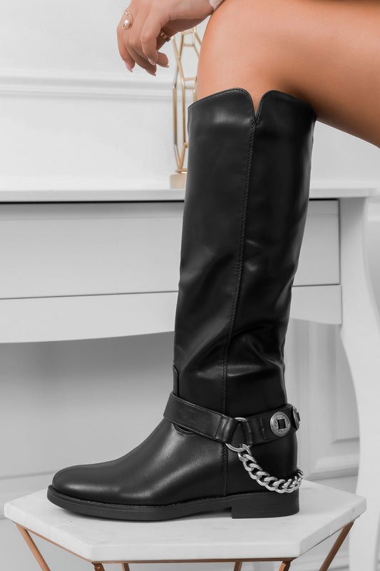 ADDIE - Black faux leather boots with chain