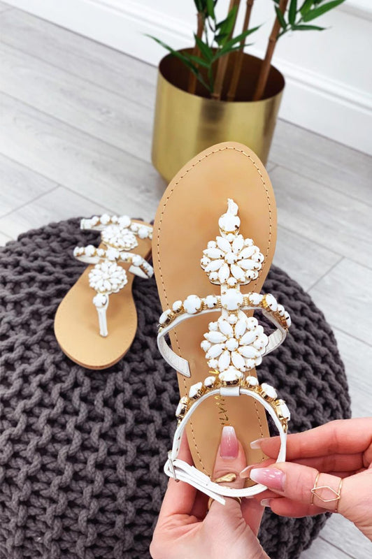 Sandalias planas tipo chancla blancas con piedras joya
