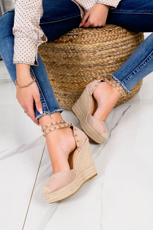 Espadrillas nude con zeppa alta e borchie oro