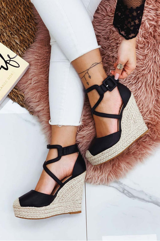 Alpargatas negras de piel sintética con cuña y tiras cruzadas