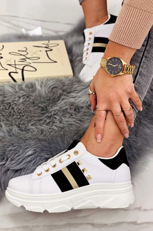 Zapatillas blancas con tachuelas e inserciones doradas