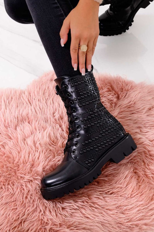 Bottines noires style militaire avec clous