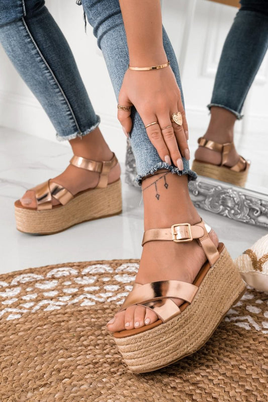 Sandales espadrilles or rose avec semelle compensée en corde