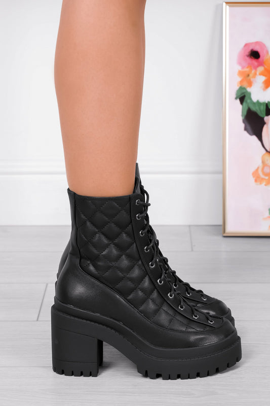 NORAH - Black ankle boots with quilted details and laces