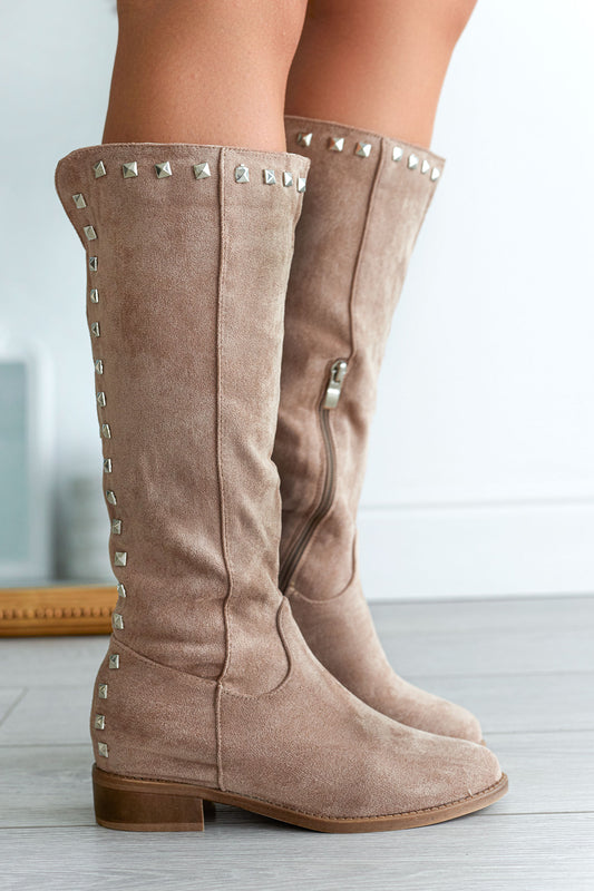 Bottes Alexoo couleur boue avec semelle compensée intérieure et clous à l'arrière