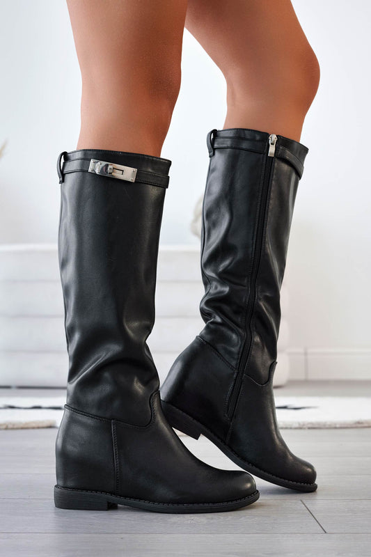Botas negras con cuña interna y hebilla
