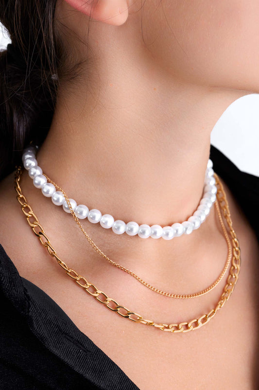 Collar en capas con cadena dorada y perlas