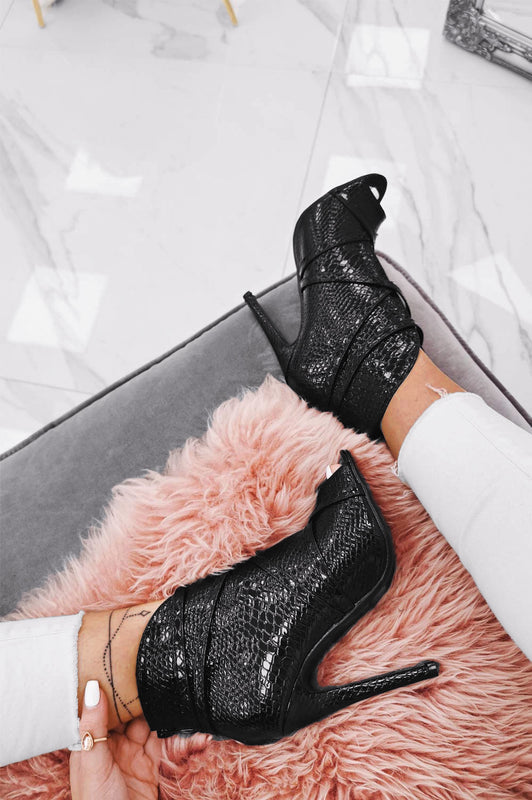 Alexoo Sandales bottines noires à bout ouvert effet python et talon haut