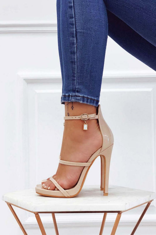 Sandales beiges en vernis à talons hauts avec pendentif bijou