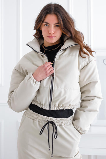 Chaqueta corta beige de polipiel