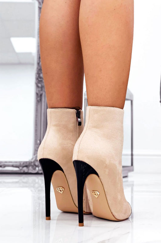 Beige suede ankle boots with heel and black patent leather toe