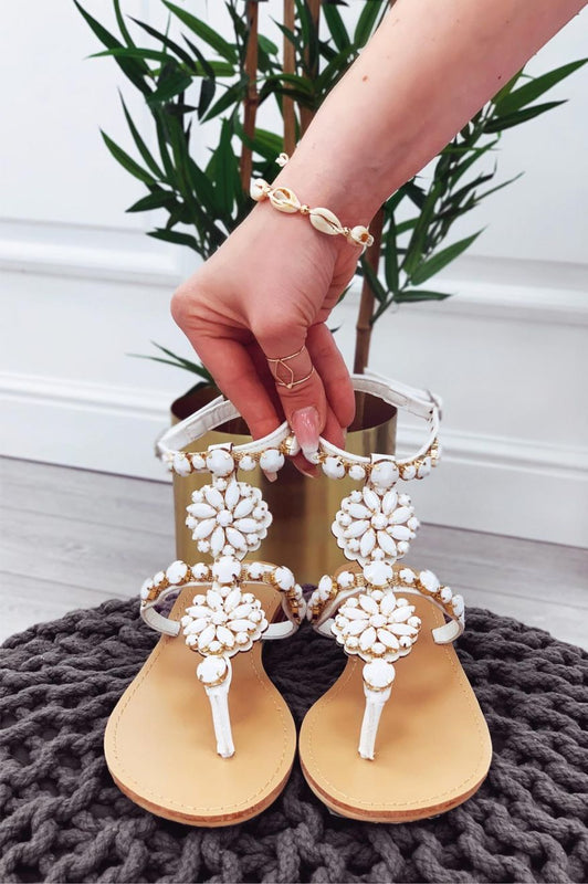 Sandalias planas tipo chancla blancas con piedras joya