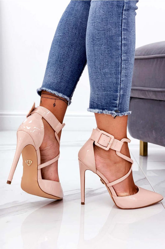 Salón rosa de charol con tacón de aguja y hebilla