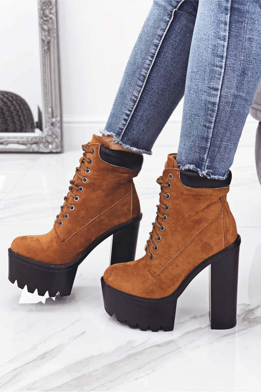 Bottines camel en daim avec talon haut et lacets