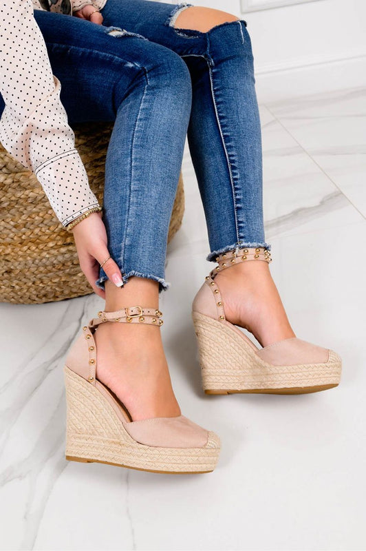 Espadrillas nude con zeppa alta e borchie oro