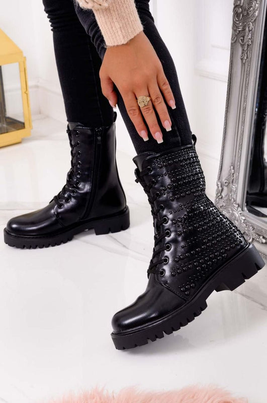 Bottines noires style militaire avec clous