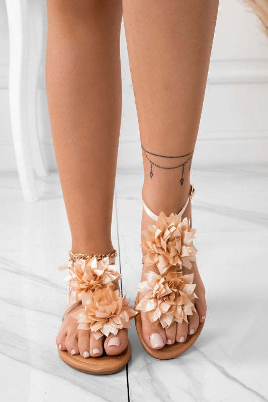 CONNIE - Sandalias tipo chancla beige de raso con flor aplicada