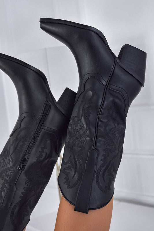 PAMPLONA - Botas camperas negras con bordado