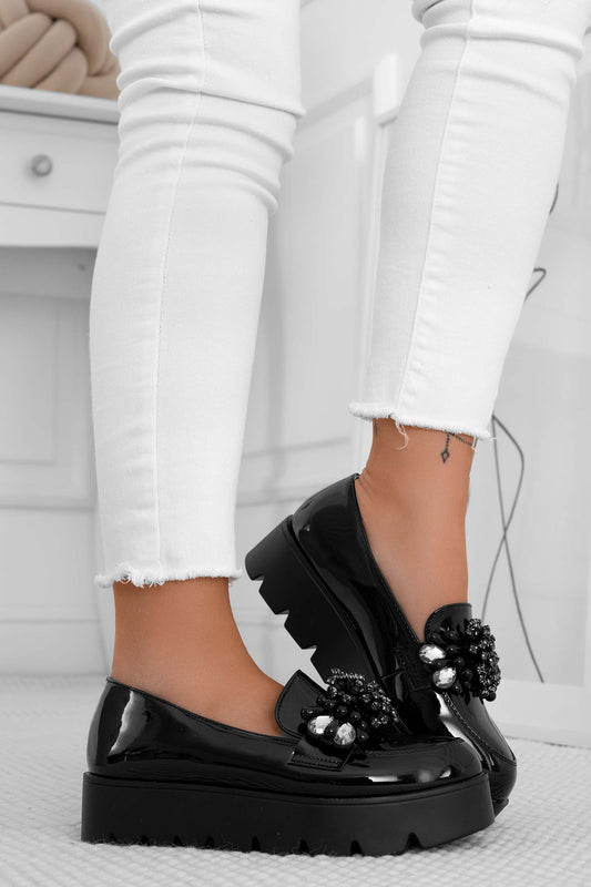 Mocasines negros de charol con adorno de joya