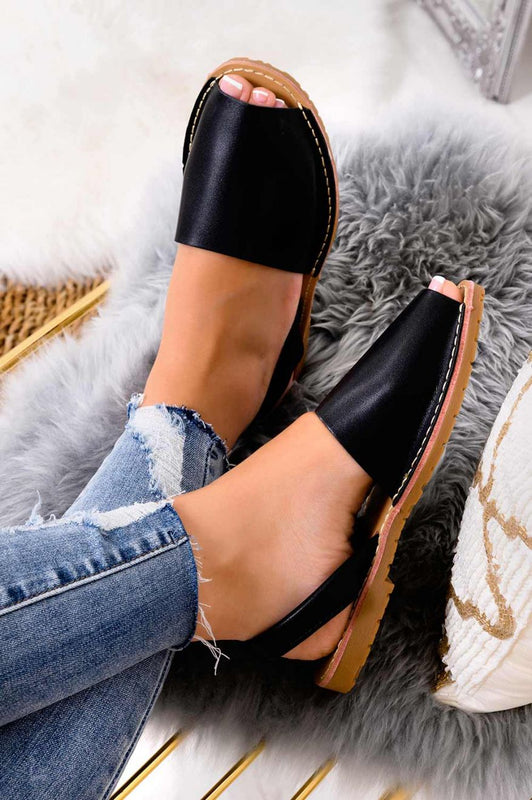 Minorchine nere in finta pelle