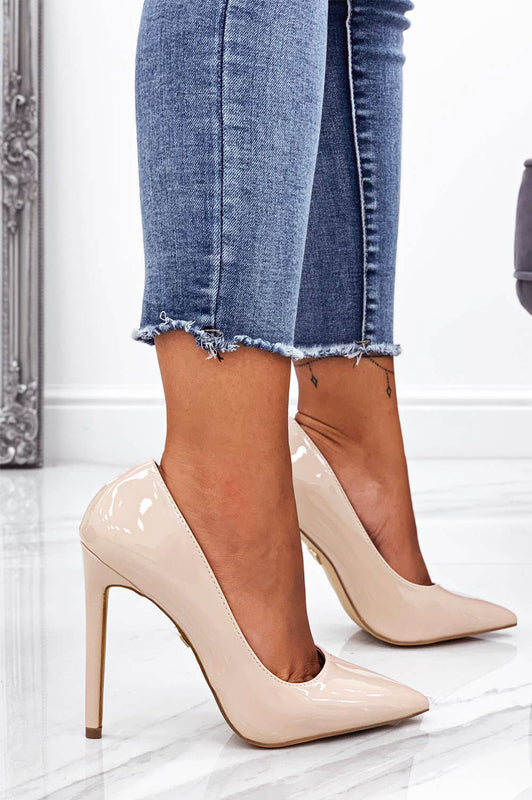 Salón beige de charol con tacón alto