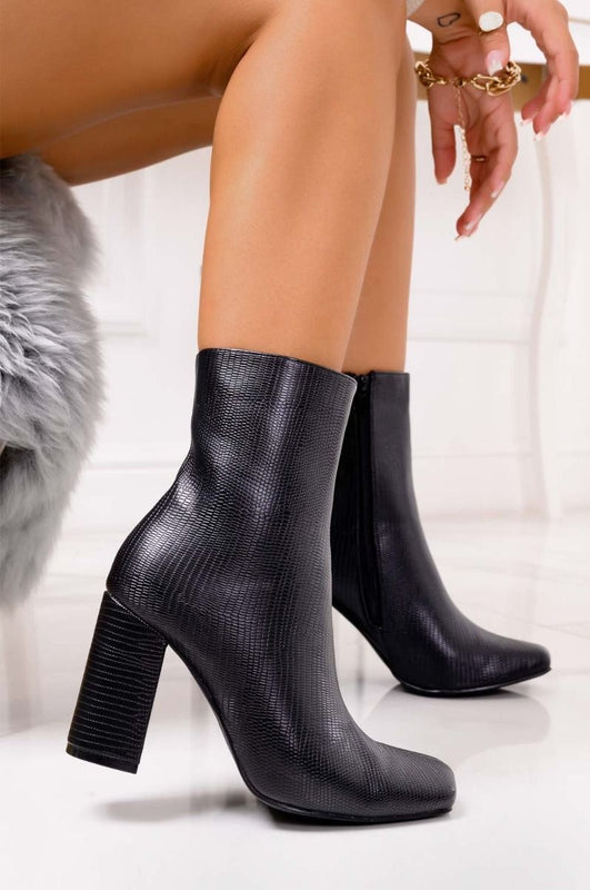 Stivaletti neri pitonati con tacco comodo