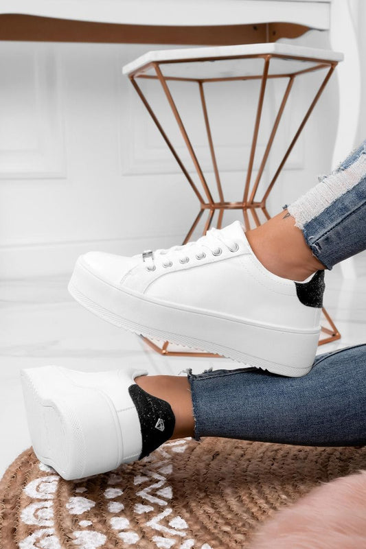 CARRY - Zapatillas blancas con acabados plateados y talón de glitter negro
