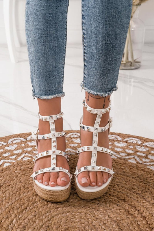Sandalias alpargatas blancas con tachuelas plateadas
