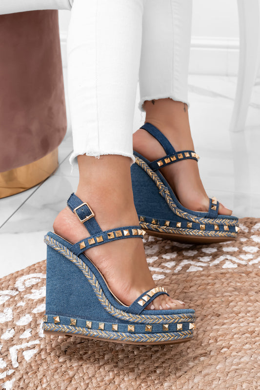 Sandali in blu jeans con zeppa e borchie oro