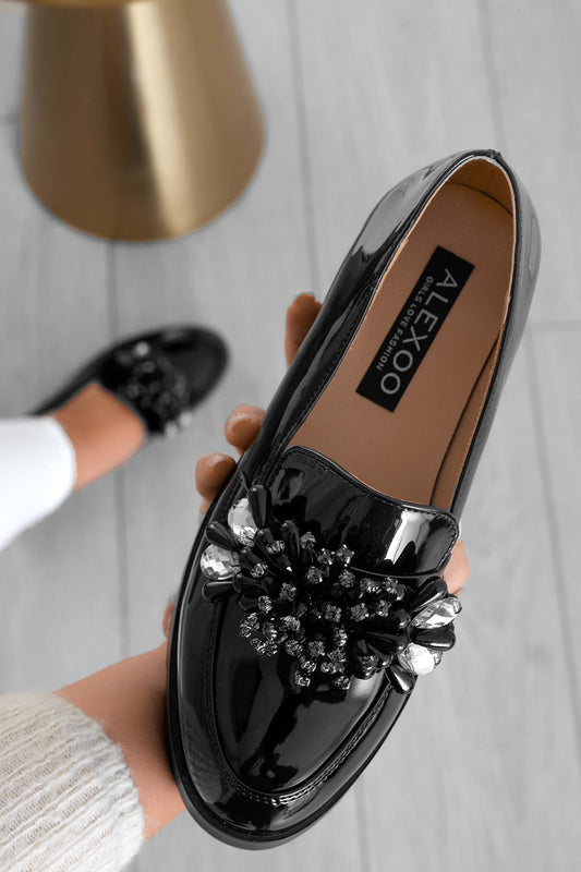 Mocasines negros de charol con adorno de joya