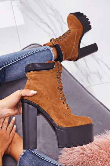 Bottines camel en daim avec talon haut et lacets