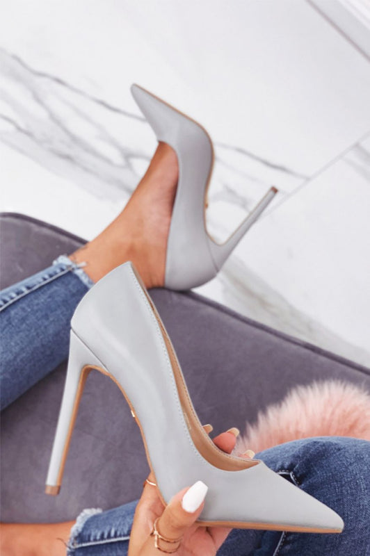 Zapatos de tacón altos grises de piel sintética