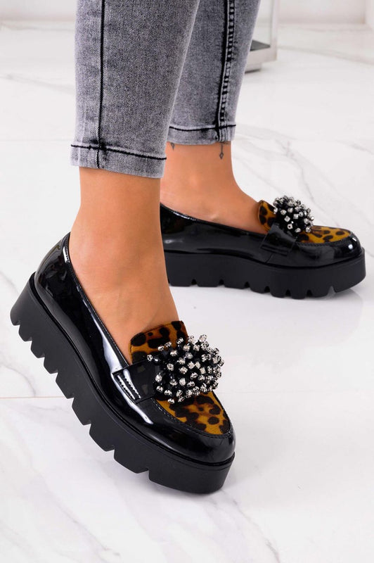 JESSY - Zapatos oxford negros de charol con inserciones de estampado animal y strass