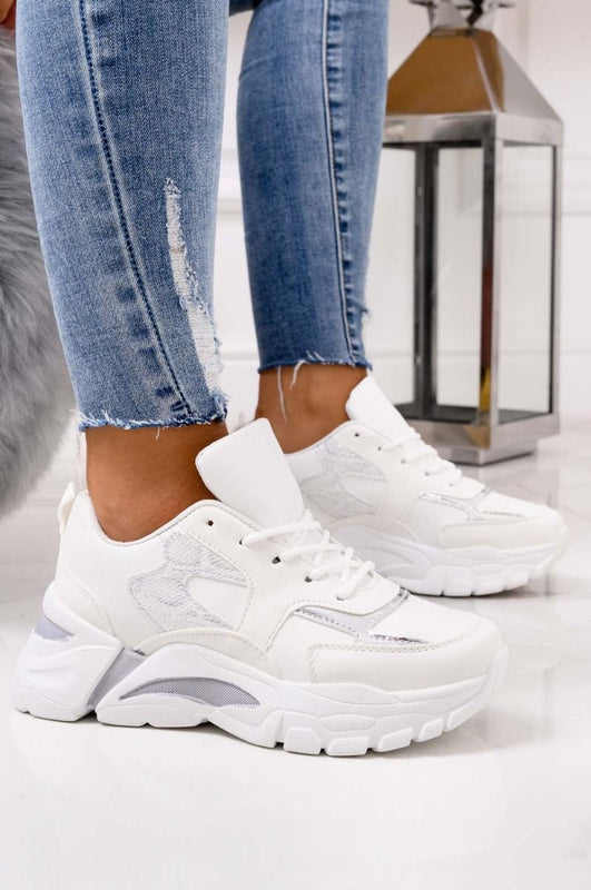 Zapatillas blancas con suela gruesa e inserciones plateadas efecto pitón