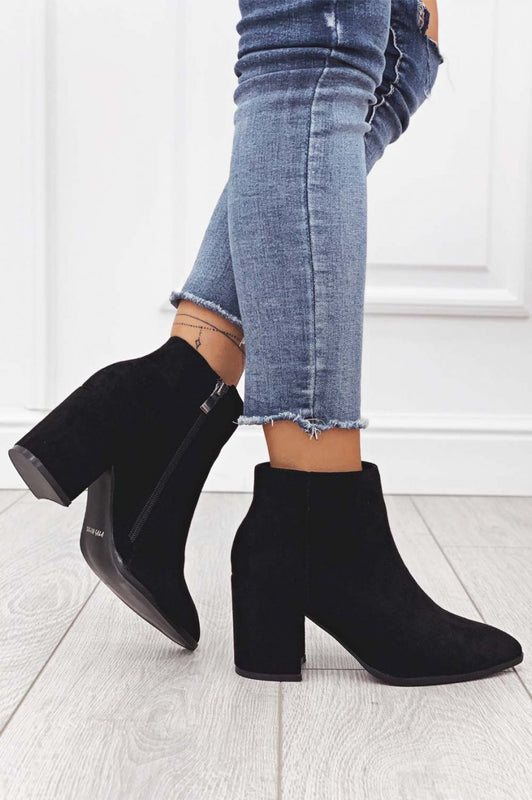 Bottines noires en daim à la cheville avec talon confortable