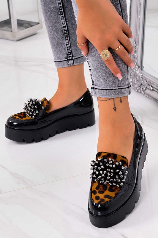 JESSY - Zapatos oxford negros de charol con inserciones de estampado animal y strass