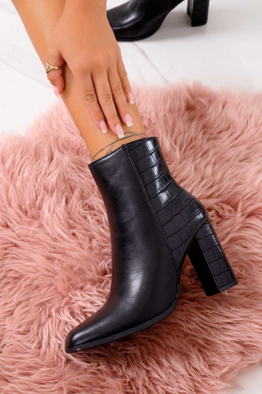 CLOE - Black ankle boots with crocodrille print