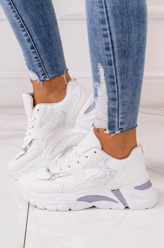 Zapatillas blancas con suela gruesa e inserciones plateadas efecto pitón