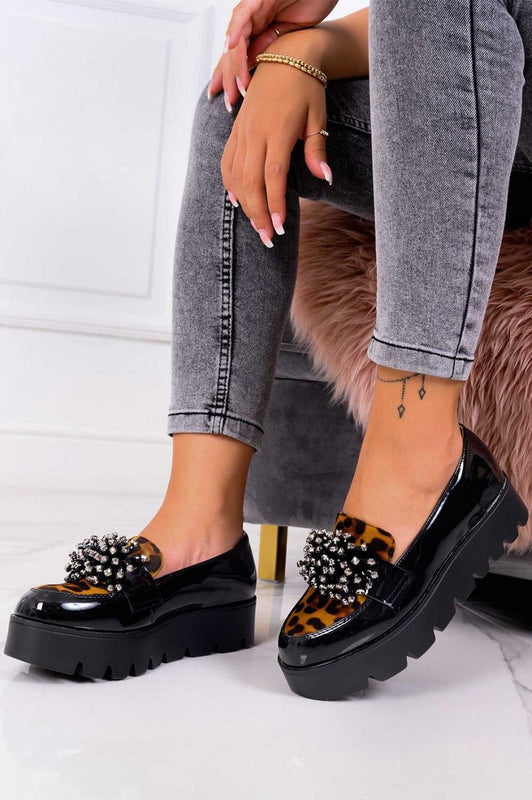 JESSY - Zapatos oxford negros de charol con inserciones de estampado animal y strass