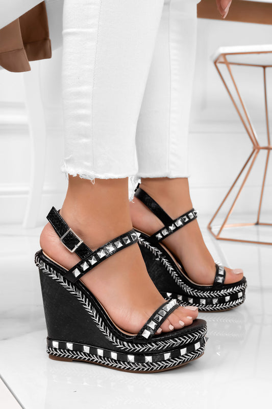 Sandalias negras con cuña y tachuelas plateadas