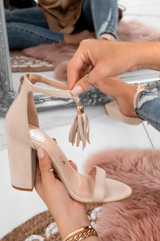 ZIVA - Beige sandals with comfortable heel and pendant