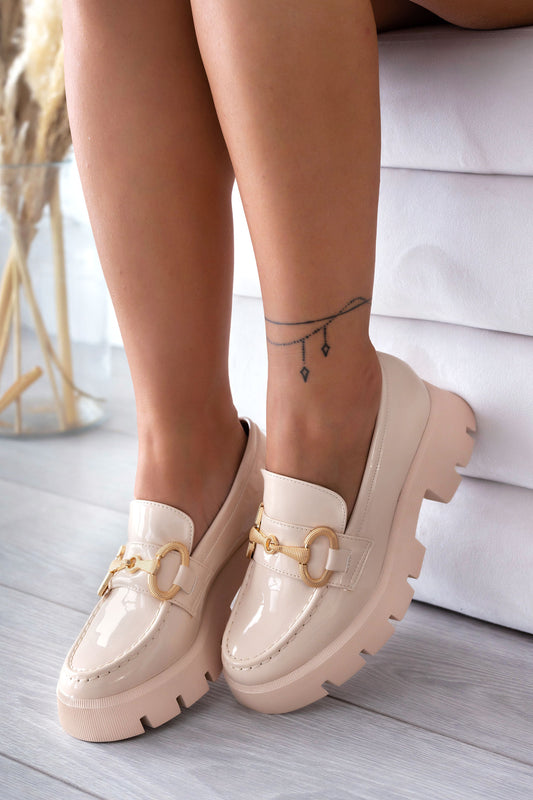 Mocassini beige in vernice con fibbia oro