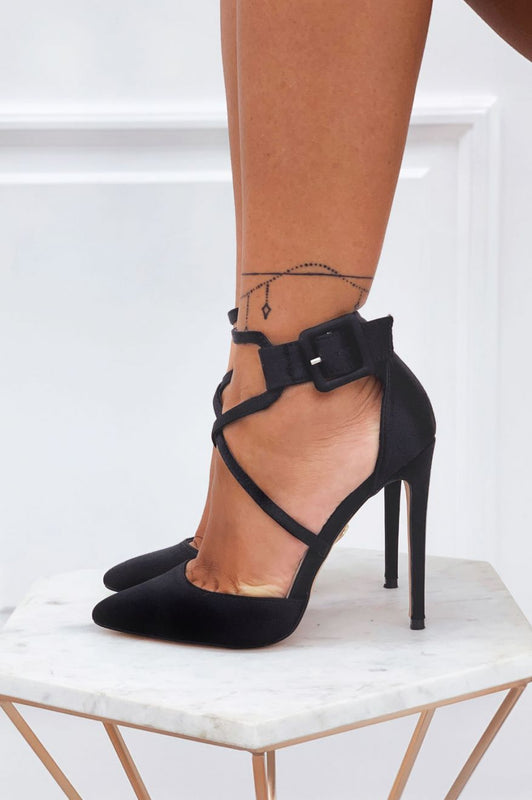 Decolletè nere in raso con tacco alto