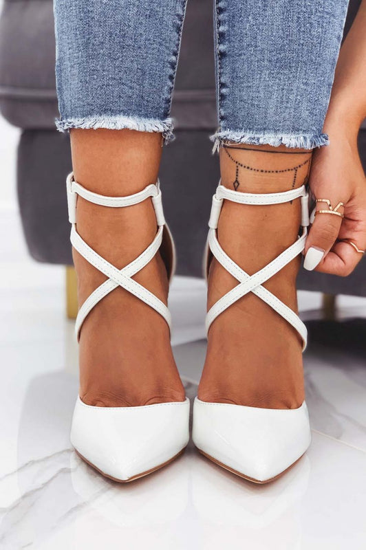 Escarpins blancs en vernis avec talon aiguille et boucle