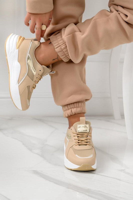 Beige sneakers with gold laminated inserts and laces