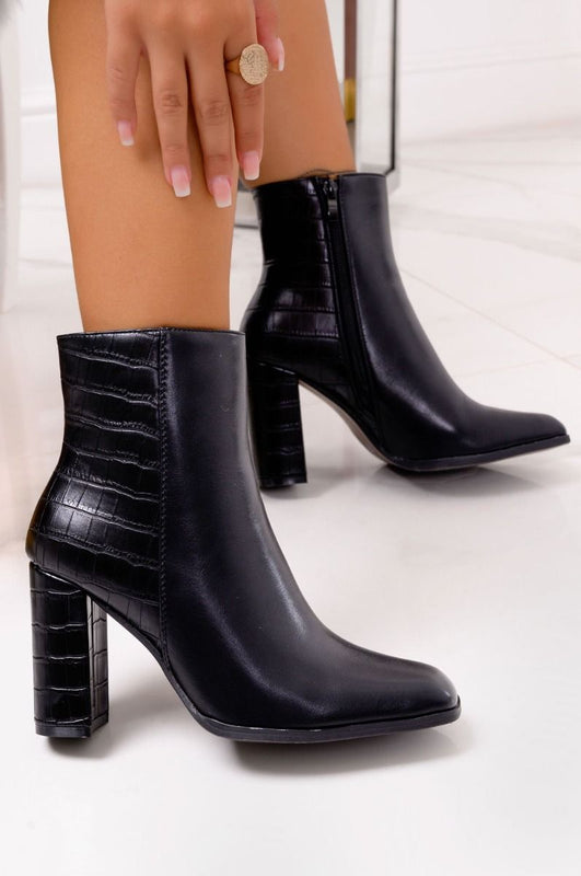 CLOE - Black ankle boots with crocodrille print